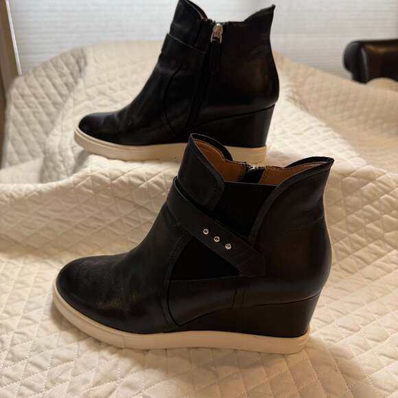 Linea Paolo Freshton Black Leather Wedge Sneaker Booties - Picture 7 of 8